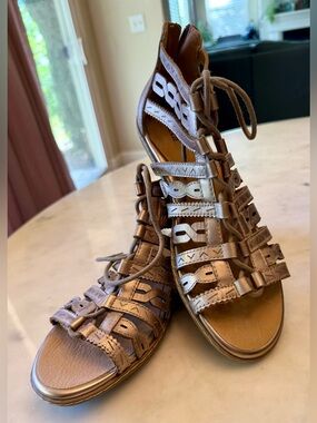 Earth Tidal Gladiator Sandals Metallic Titanium NWOB Size 10